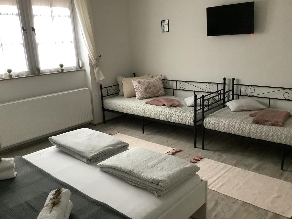 Ezuest Boroka Apartman Eger Exterior foto