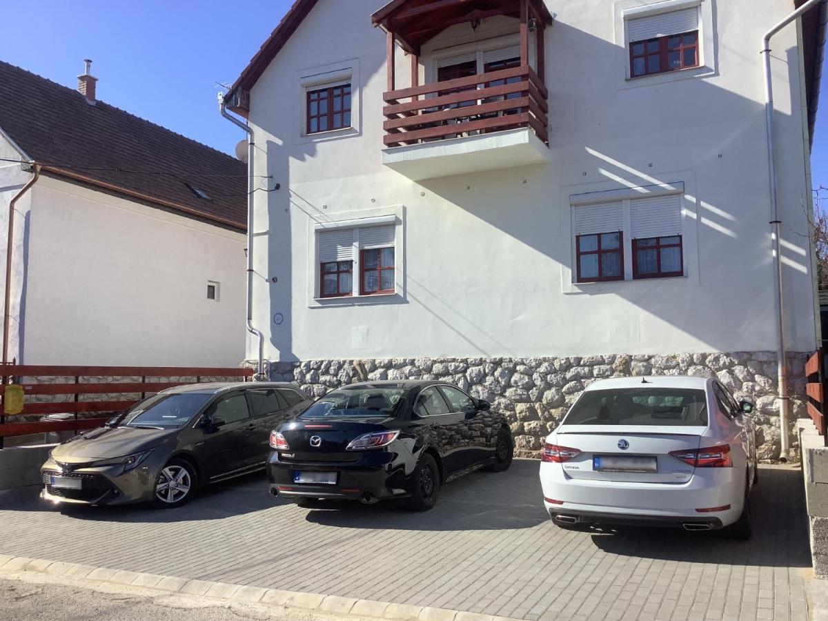 Ezuest Boroka Apartman Eger Exterior foto
