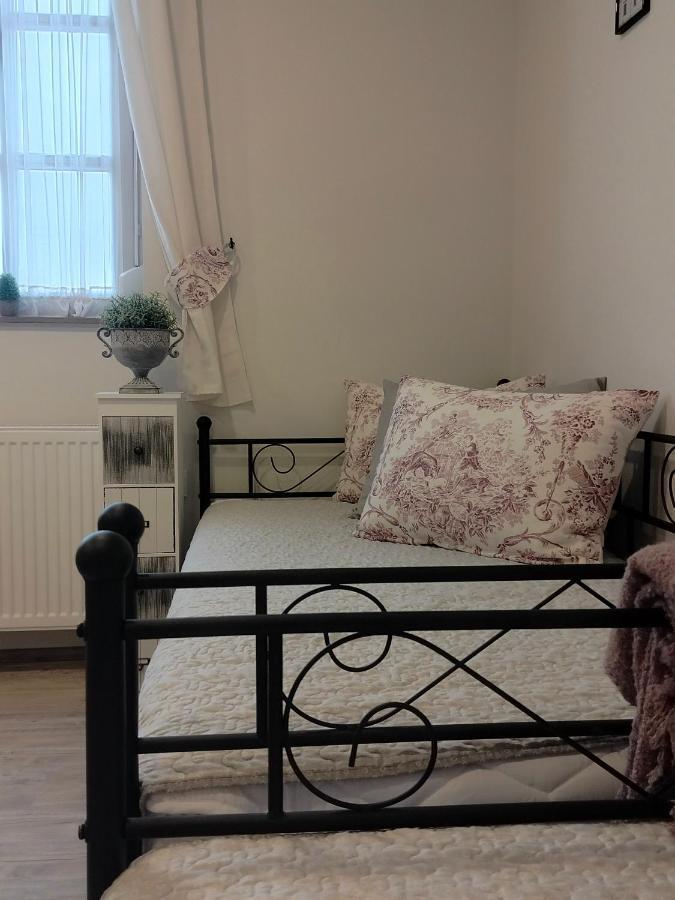 Ezuest Boroka Apartman Eger Exterior foto